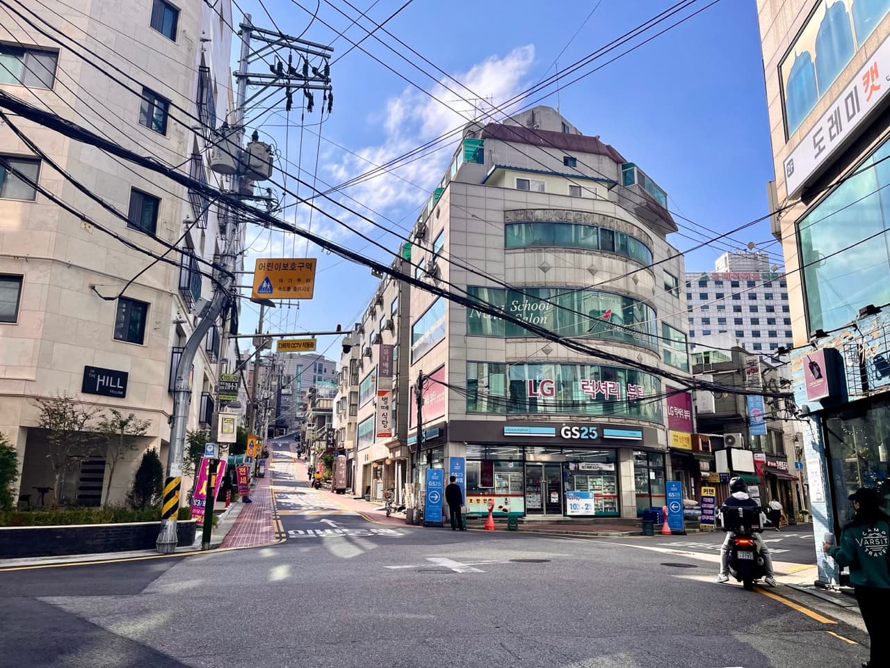 20m程進んだ最初の十字路を右に