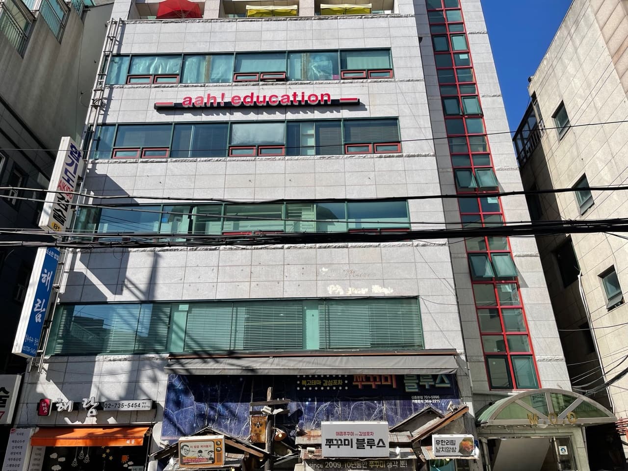 曲がるとすぐ右側に建物があります